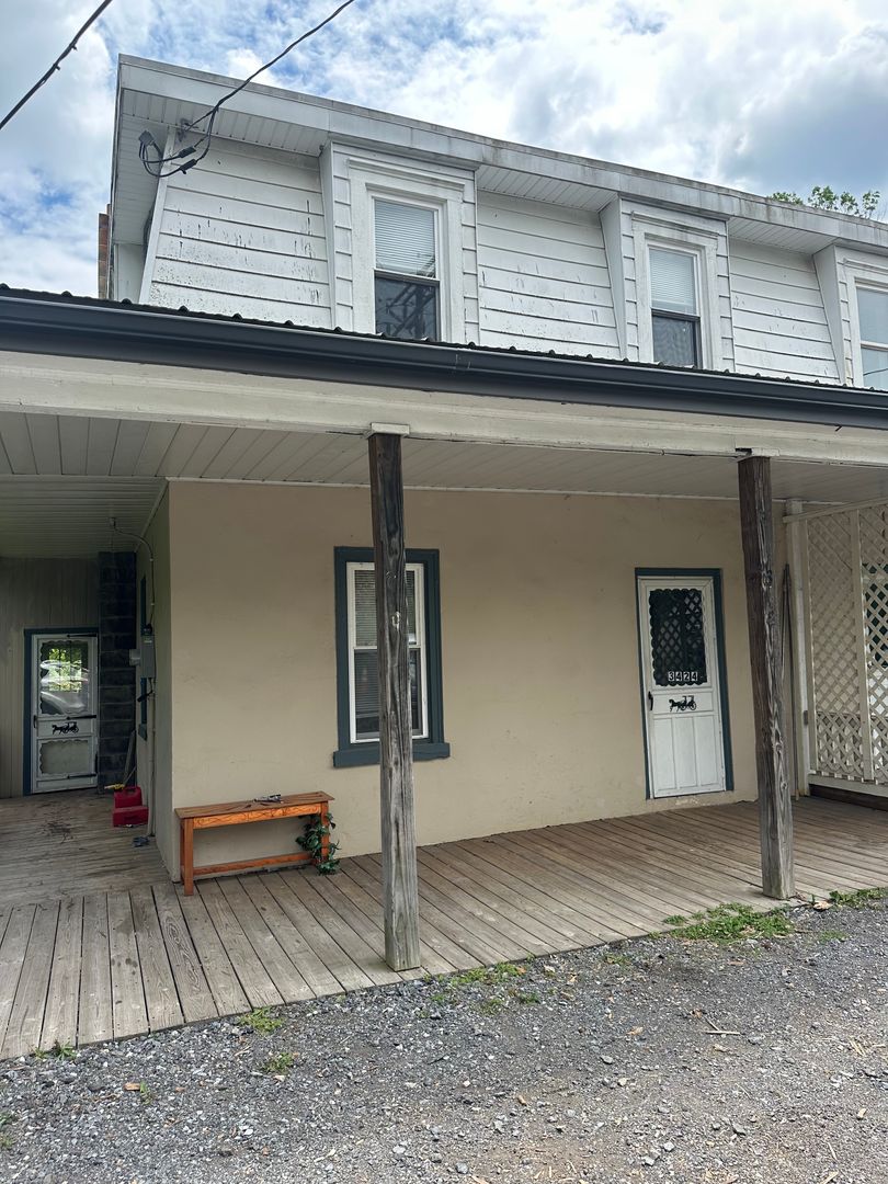 Mohnton Apartment: 3424 New Holland Road