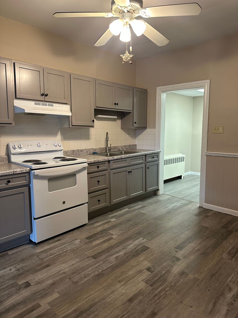 Robesonia House: 20 S Elm St.