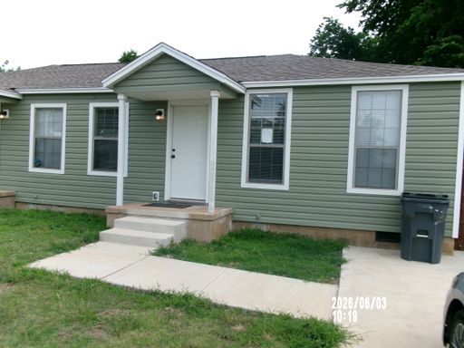 Charming 2-Bedroom, 1-Bath Duplex Near Cameron University – photo 1