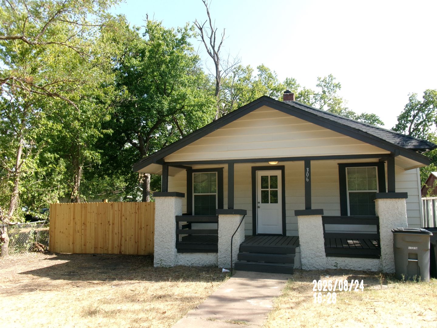 Lawton House: 306 Nw bell Avenue