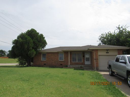 Great Home located close to shopping, restaurants, Hospital and easy access to Ft Sill. – photo 1