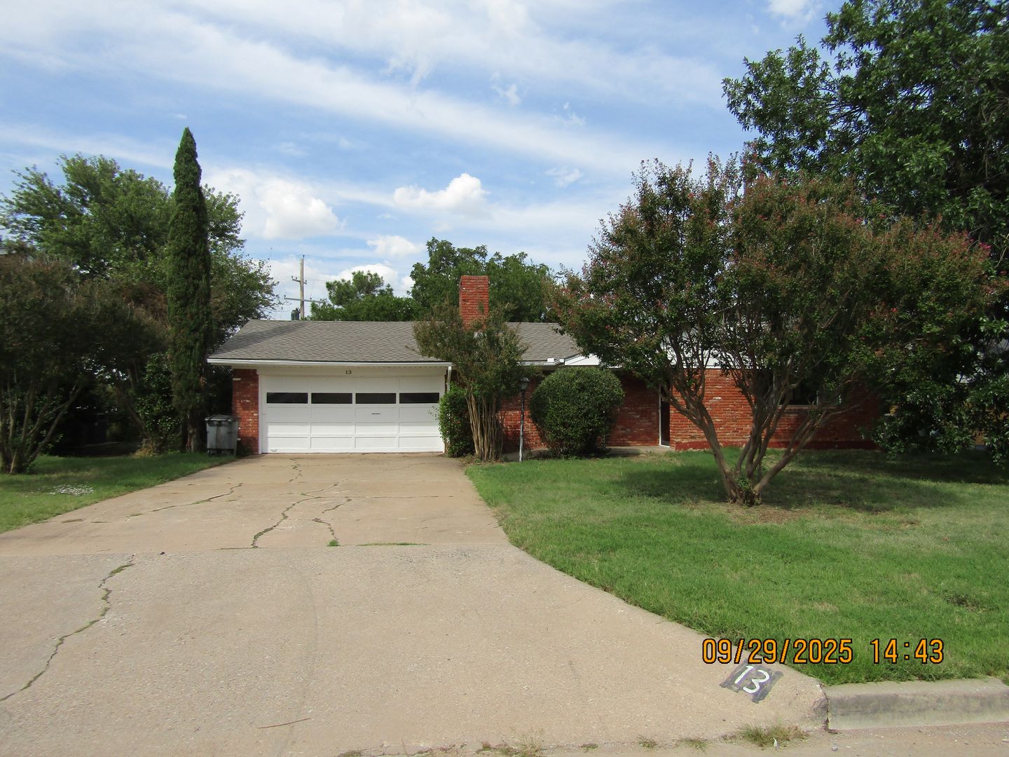 Very nice spacious home! No Carpet! Pet Friendly with Owner Approval!