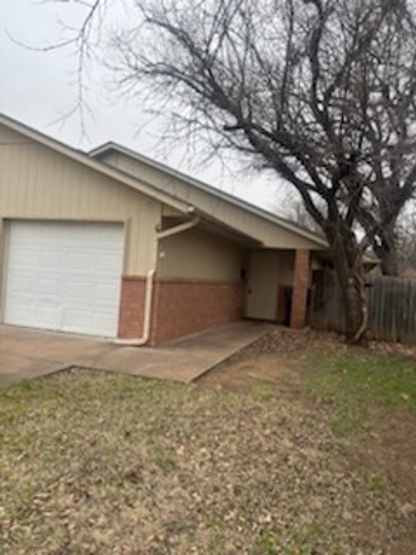 Lawton House: 1609 NW Bell Avenue, Unit A