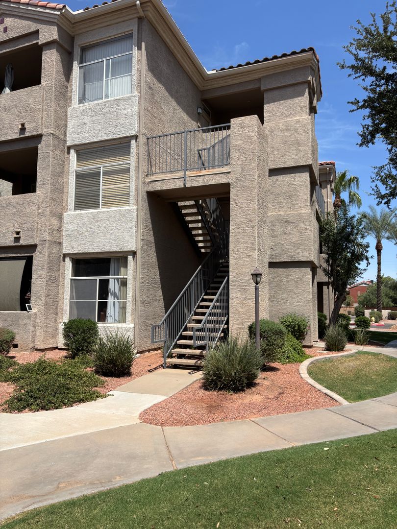 Phoenix Condo: 3830 E Lakewood Pkwy E #2057