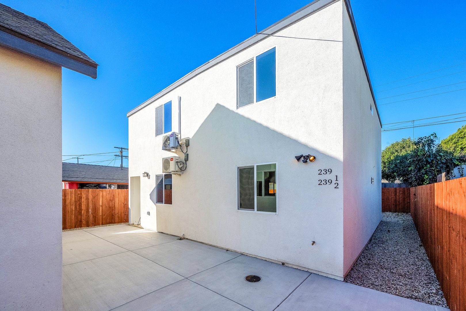 Los Angeles Apartment: 239 E 65th St