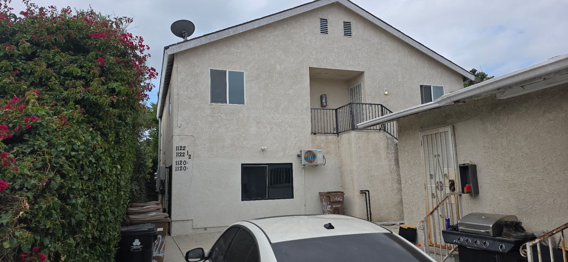 Los Angeles Apartment: 1120 W 93rd St