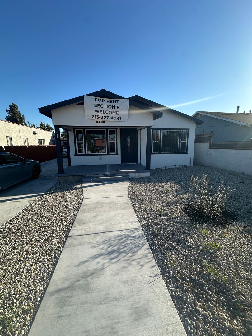 Los Angeles Apartment: 328 W 83rd St