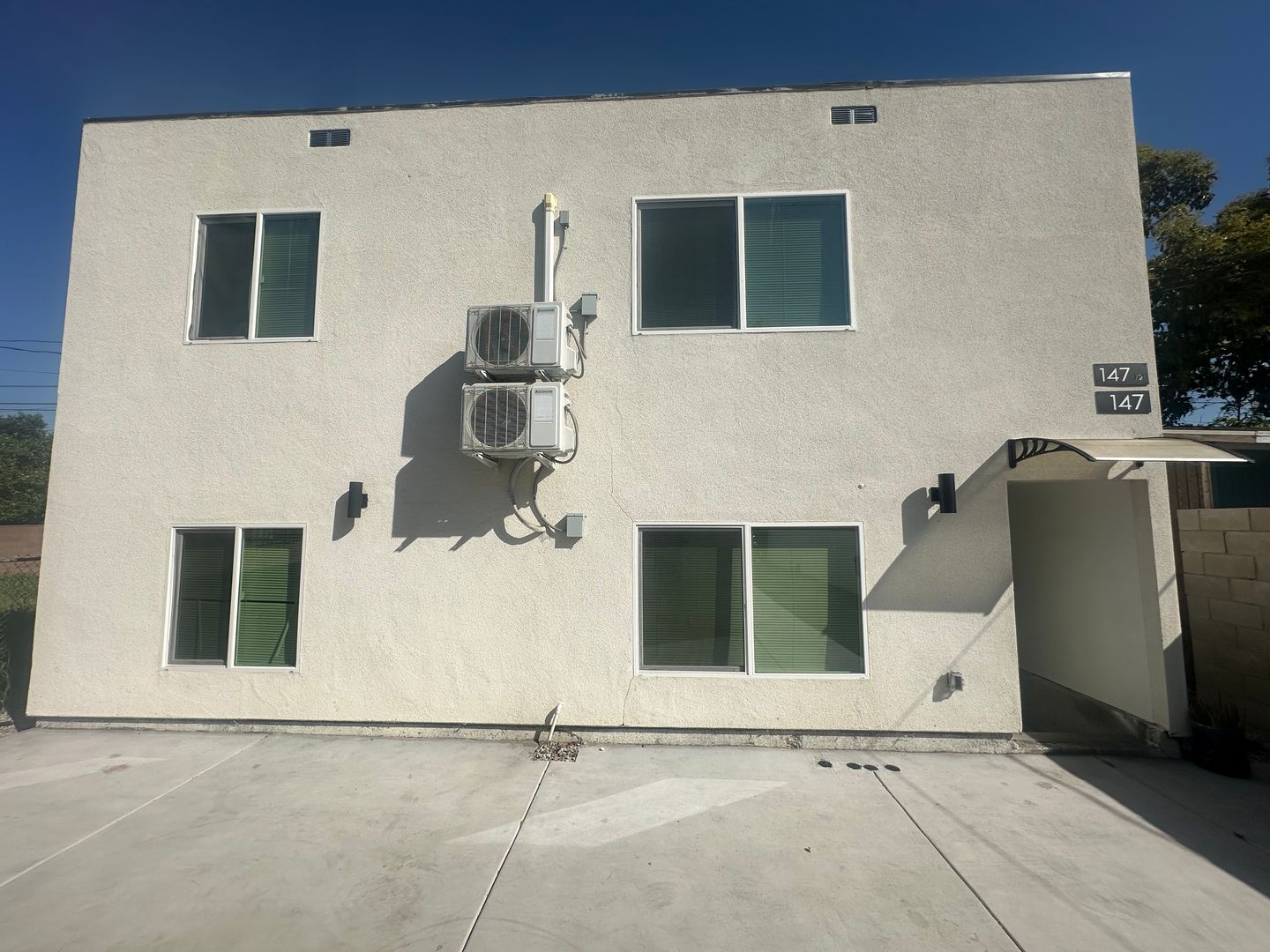 Los Angeles Apartment: 145 E 97th St
