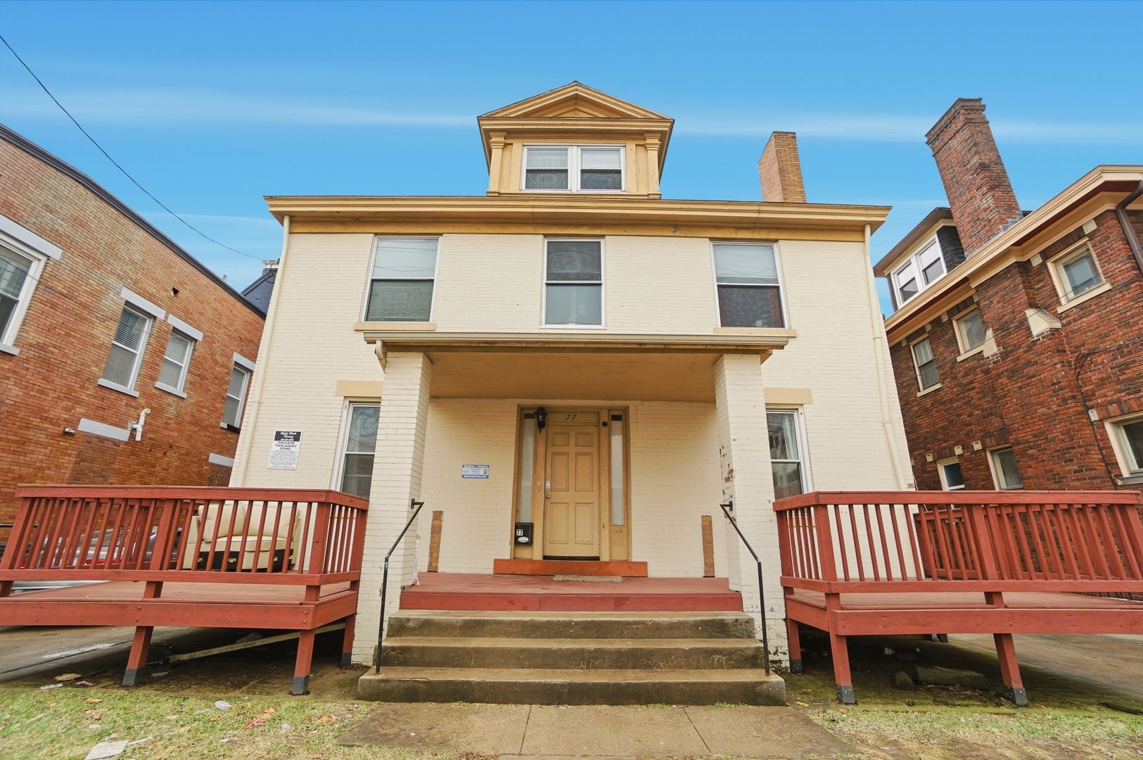 Cincinnati House: 77 W McMillan St