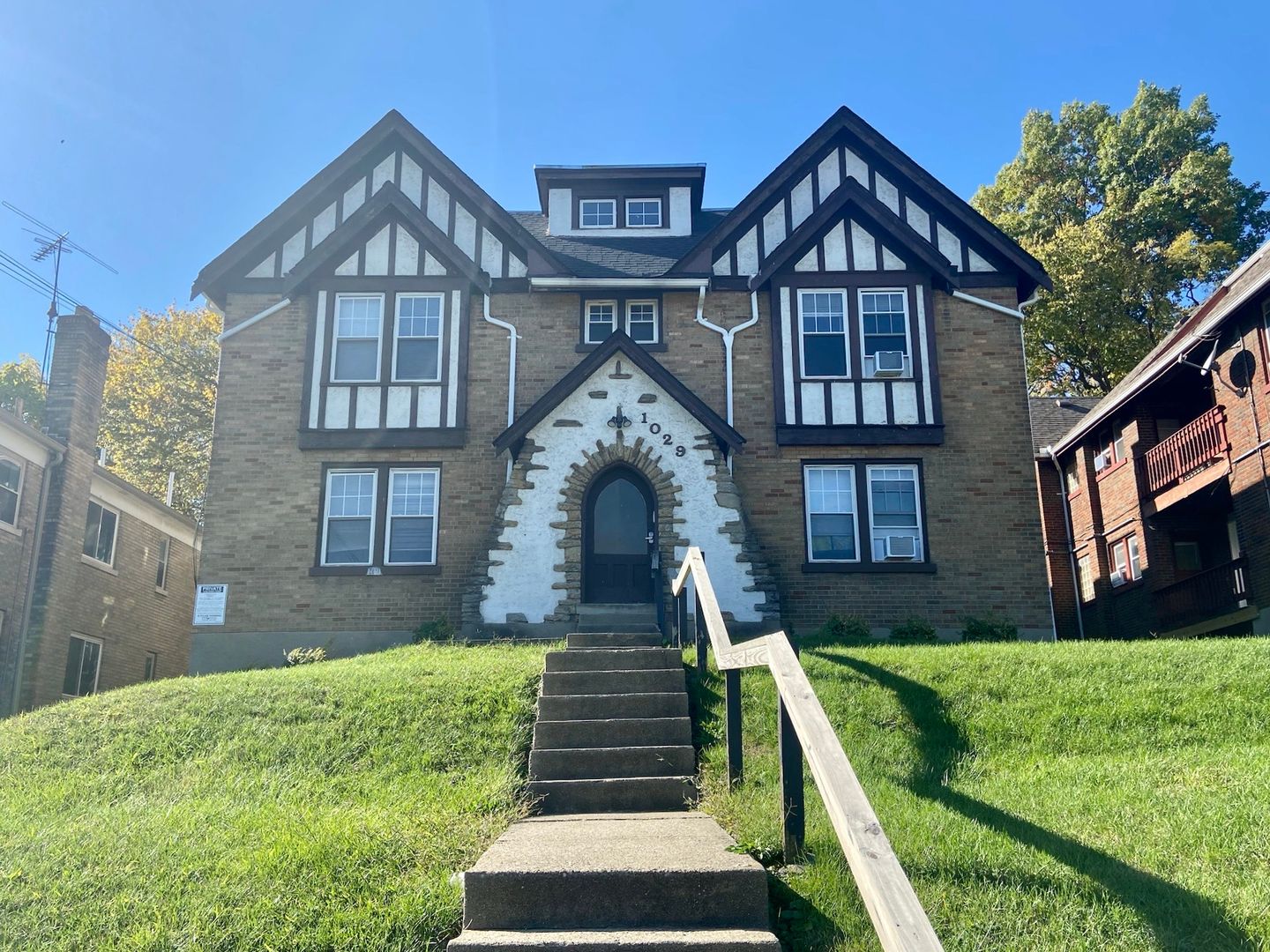 Cincinnati Apartment: 1029 Dana Ave