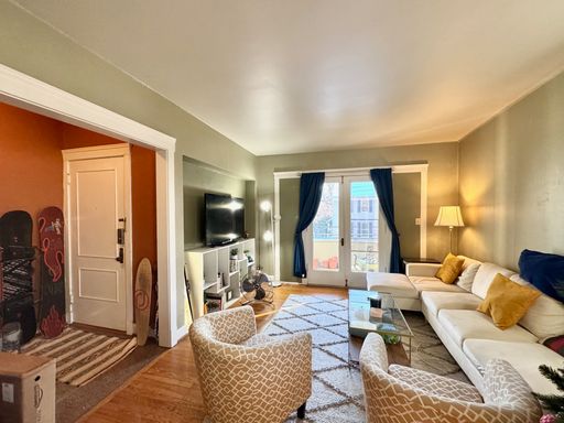 Great 2 Bed, 1.5 Bath Mins. from UC Main & Medical Campus ONLY $1700 ($850/person)! – photo 1