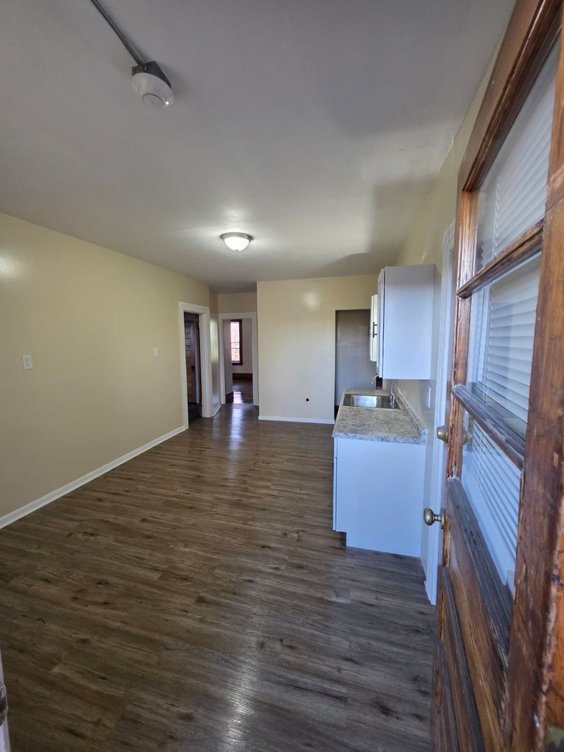 Holyoke Apartment: 462 Maple st