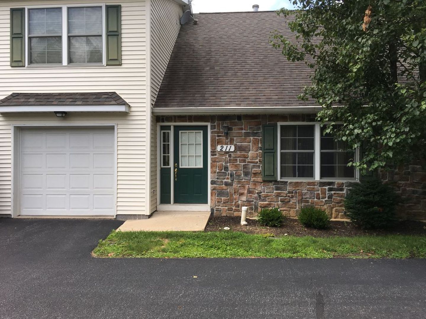 State College Townhome: 211 Amblewood Way
