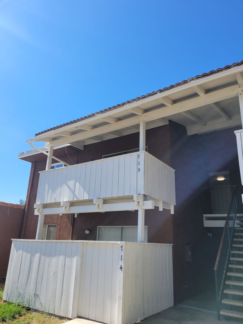 Peppertree Ventura Upper level 2+1 Condo w/ garage $2600