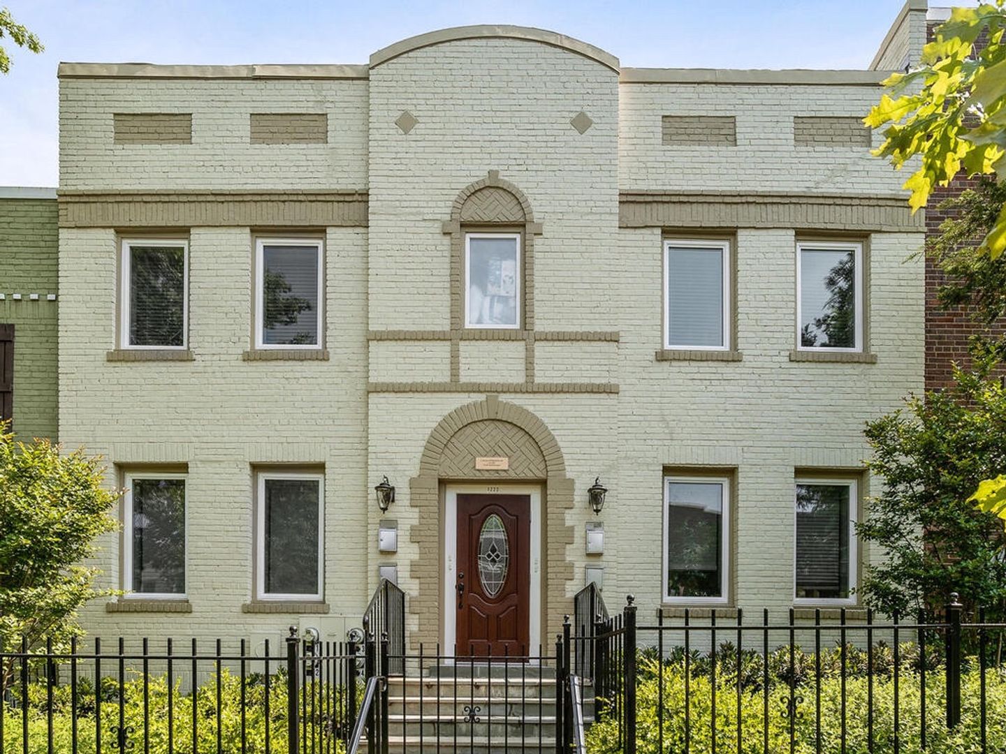 Washington Apartment: 1222 Queen St NE