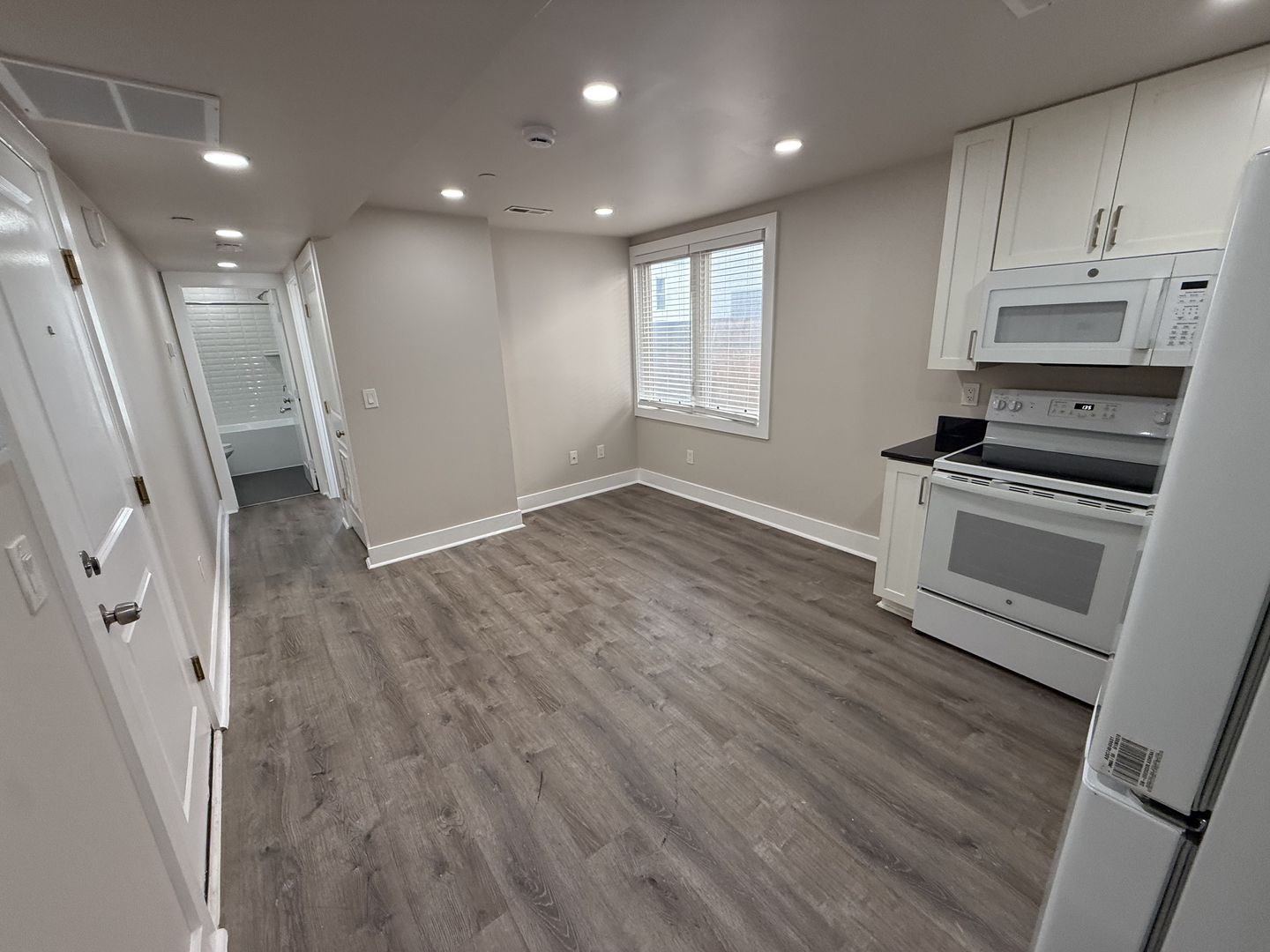 Washington Apartment: 725 20th Street NE