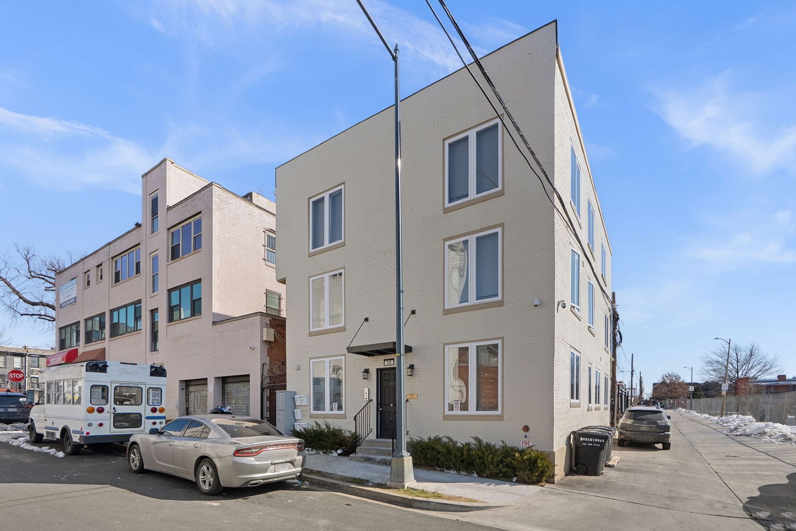 Washington Apartment: 725 20th Street NE