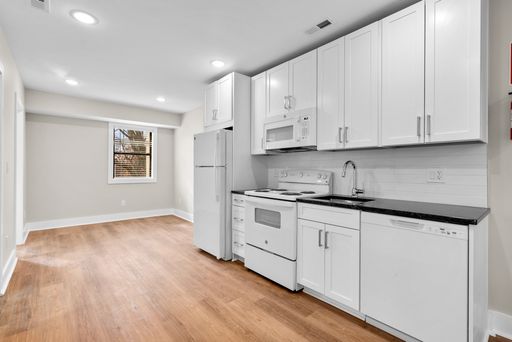 $2,000 Cash Lease Signing Bonus! No Application Fees! 3 Bed 1 bath apartment – photo 1