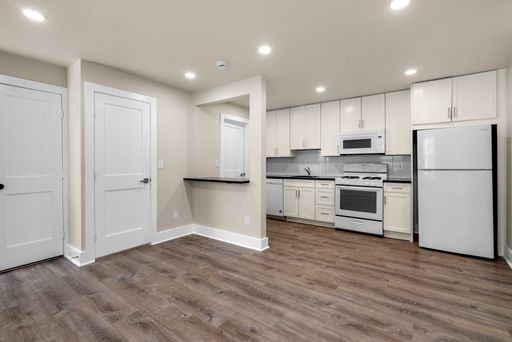 $2,000 Cash Lease Signing Bonus! No Application Fees! Spacious & Newly Renovated 4 bed 1 bath apartment – photo 1