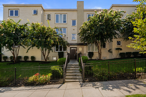$2,000 Cash Lease Signing Bonus! No Application Fees! – Newly Renovated 3-Bedroom Residence – photo 1