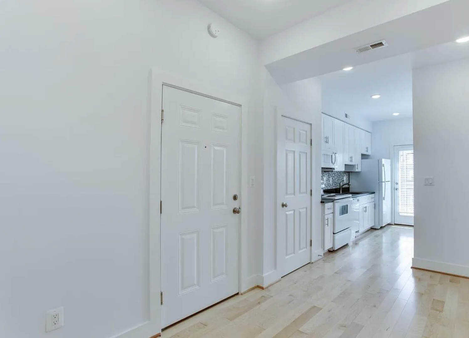 Washington Apartment: 851 19th St NE