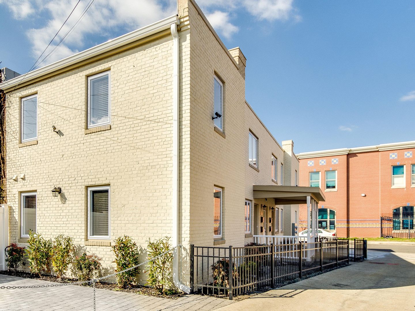 Washington Apartment: 535 16th St NE