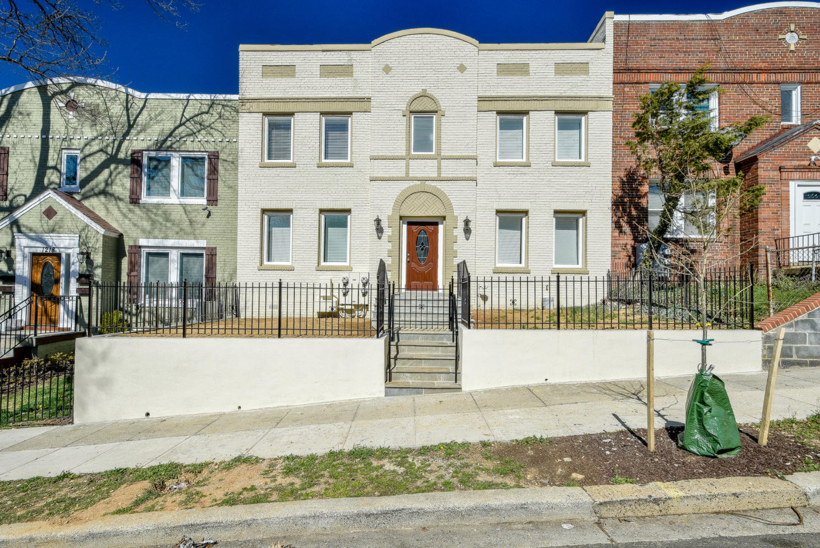 Washington Apartment: 1222 Queen St NE