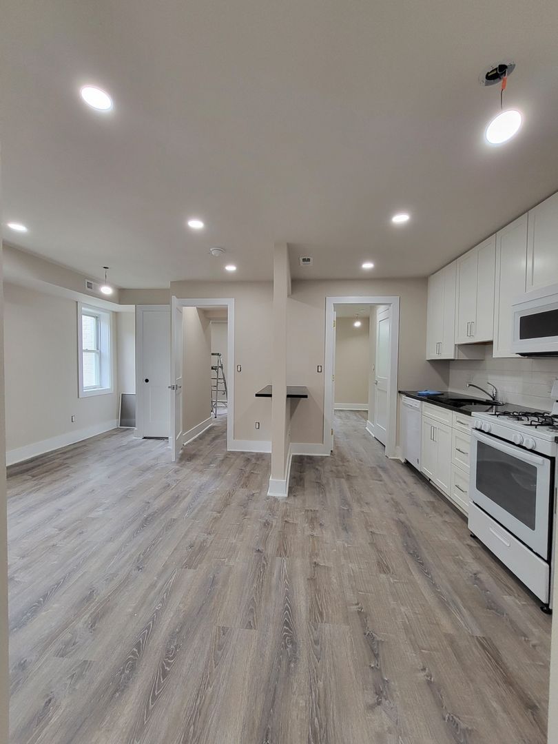 Washington Apartment: 3150 Buena Vista Ter SE