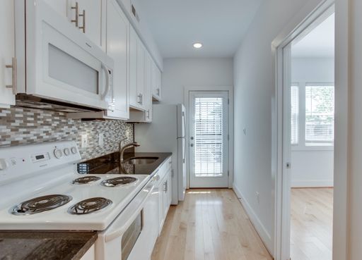 Renovated + Bright 2 Bedroom Apartment in NE! – photo 1