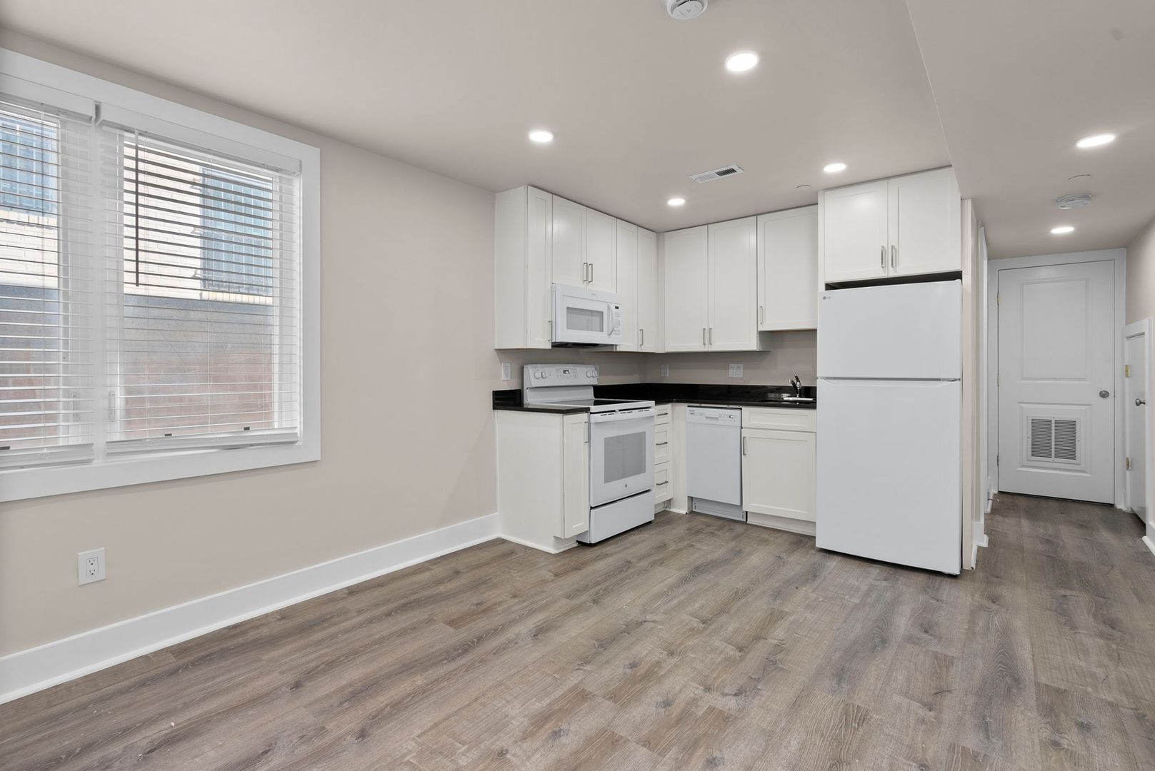 Washington Apartment: 725 20th Street NE