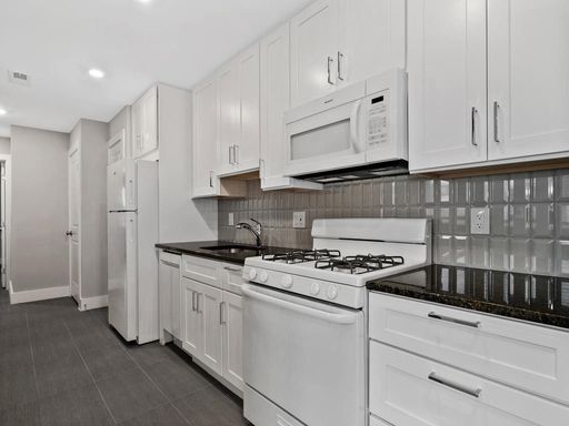 $2,000 Cash Lease Signing Bonus! No Application Fees! – Newly Renovated 3-Bedroom Residence – photo 1