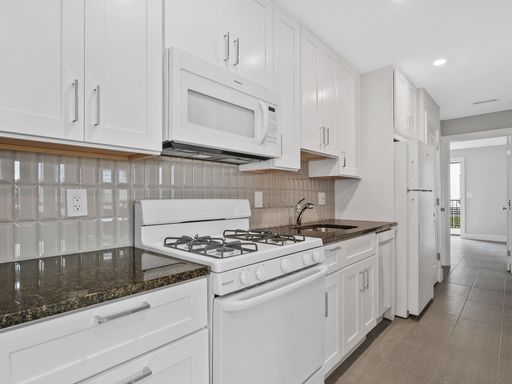 Spacious 3-BEDROOM | All Utilities Included | In-unit Washer & Dryer | No – photo 1