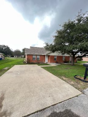 3 Bedroom Multi-Family Home – 221 Hunters Ln, Eagle Lake, TX 77434