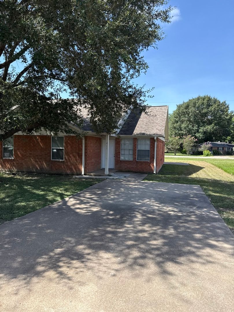 Eagle Lake Townhome: 211 Hunters Ln