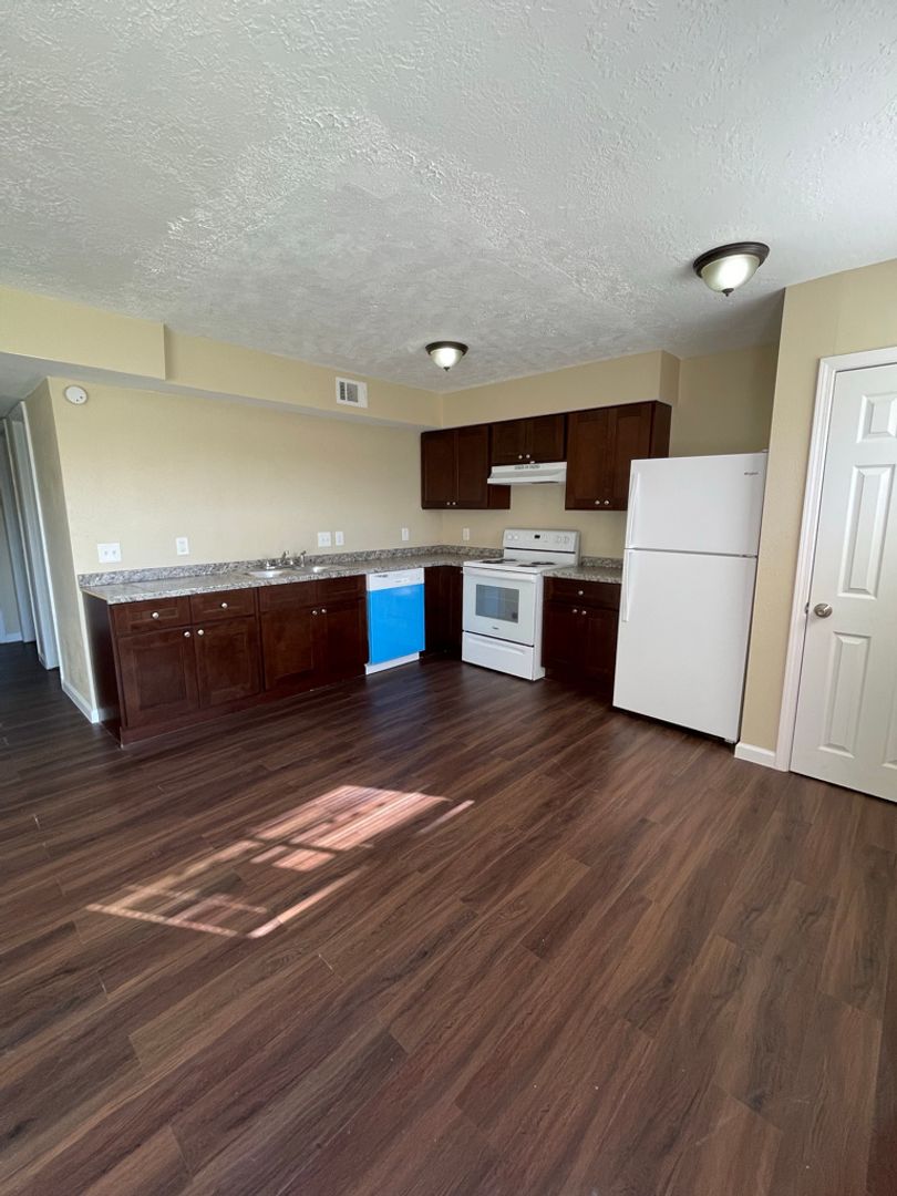 Pasadena Apartment: 910 Main St