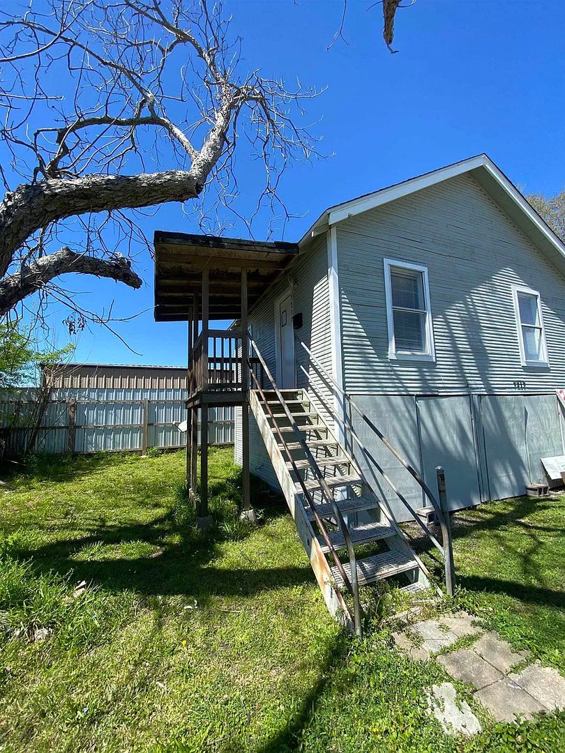 Groves Apartment: 7213 Terrell St