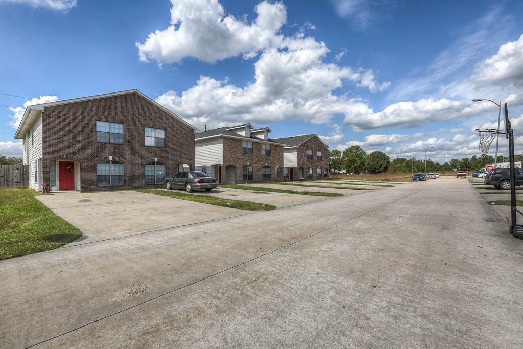 Houston Multiplex: 10603 Pine Landing