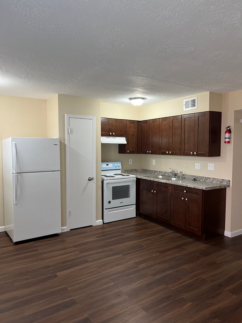 Pasadena Apartment: 910 Main St