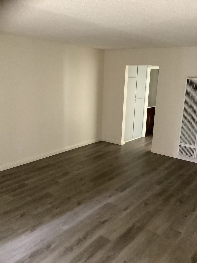 Arleta Apartment: 9460 Laurel Canyon Blvd