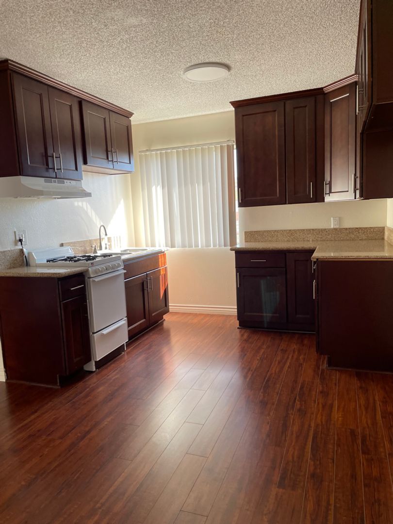 Glendale Apartment: 215 W Palmer Ave