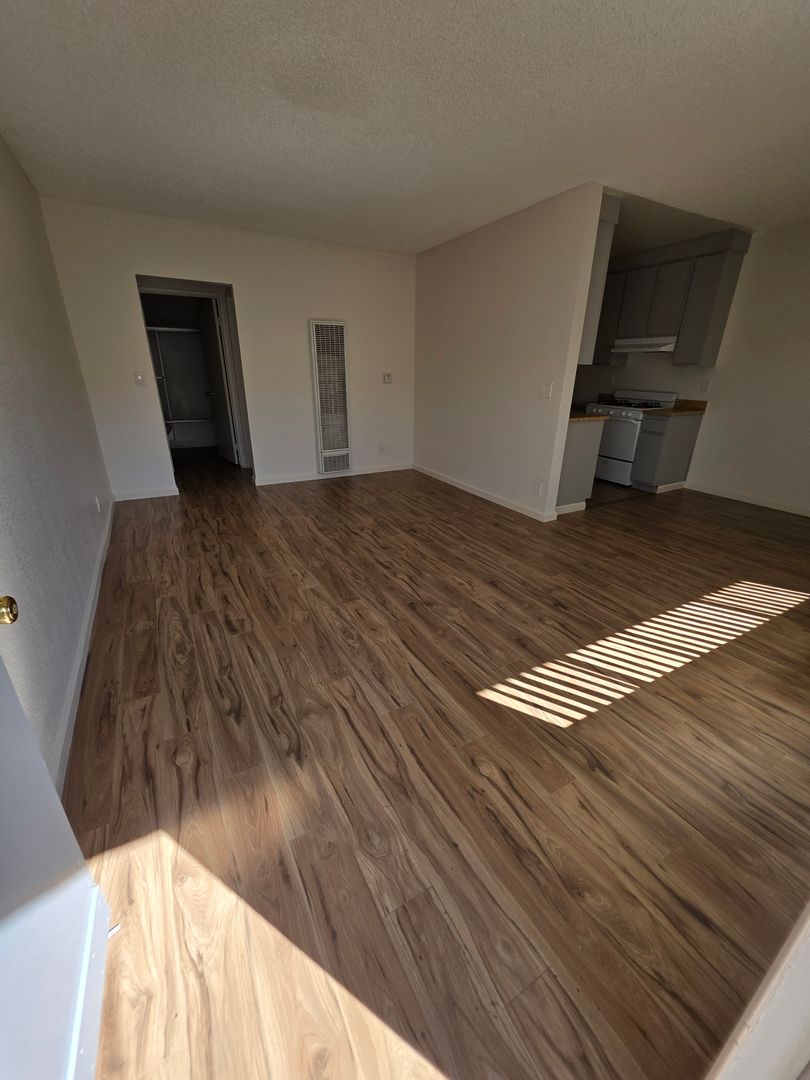 Tujunga Apartment: 7762 Foothill Blvd