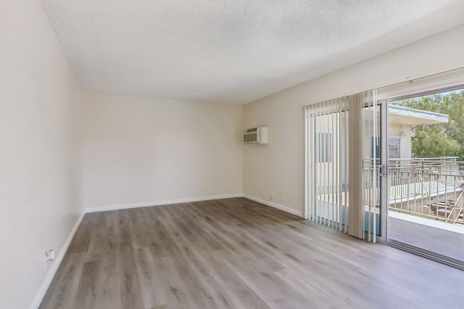 Burbank Apartment: 242 W Verdugo Ave