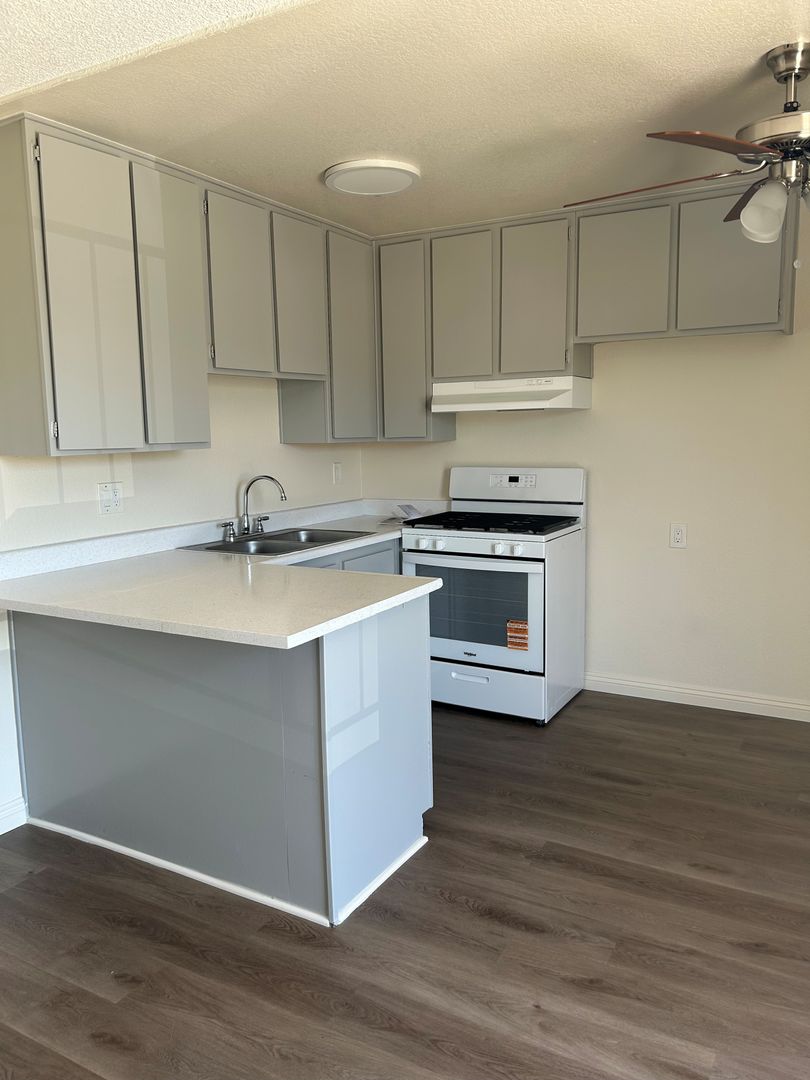 Burbank Apartment: 700 S Lake St