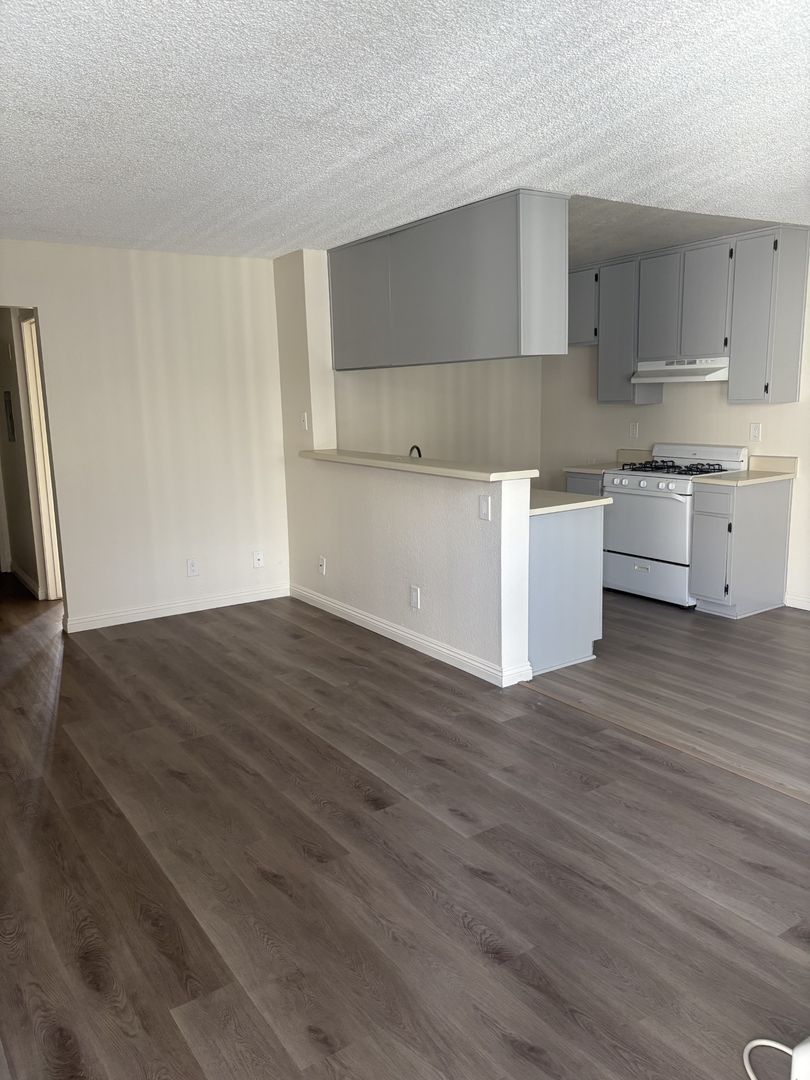 Tujunga Apartment: 6810 Foothill Blvd