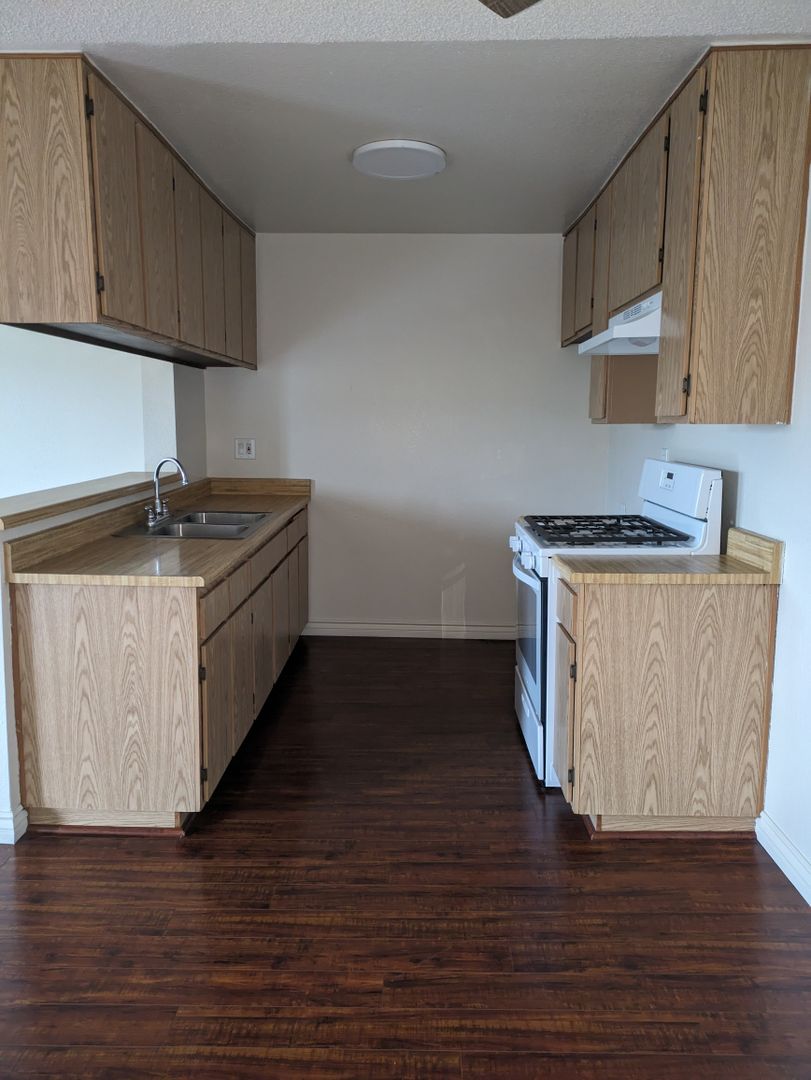 Burbank Apartment: 249 W Alameda Ave