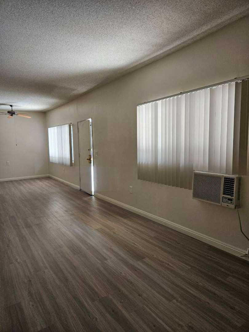 Tujunga Apartment: 10259 Tujunga Canyon Blvd