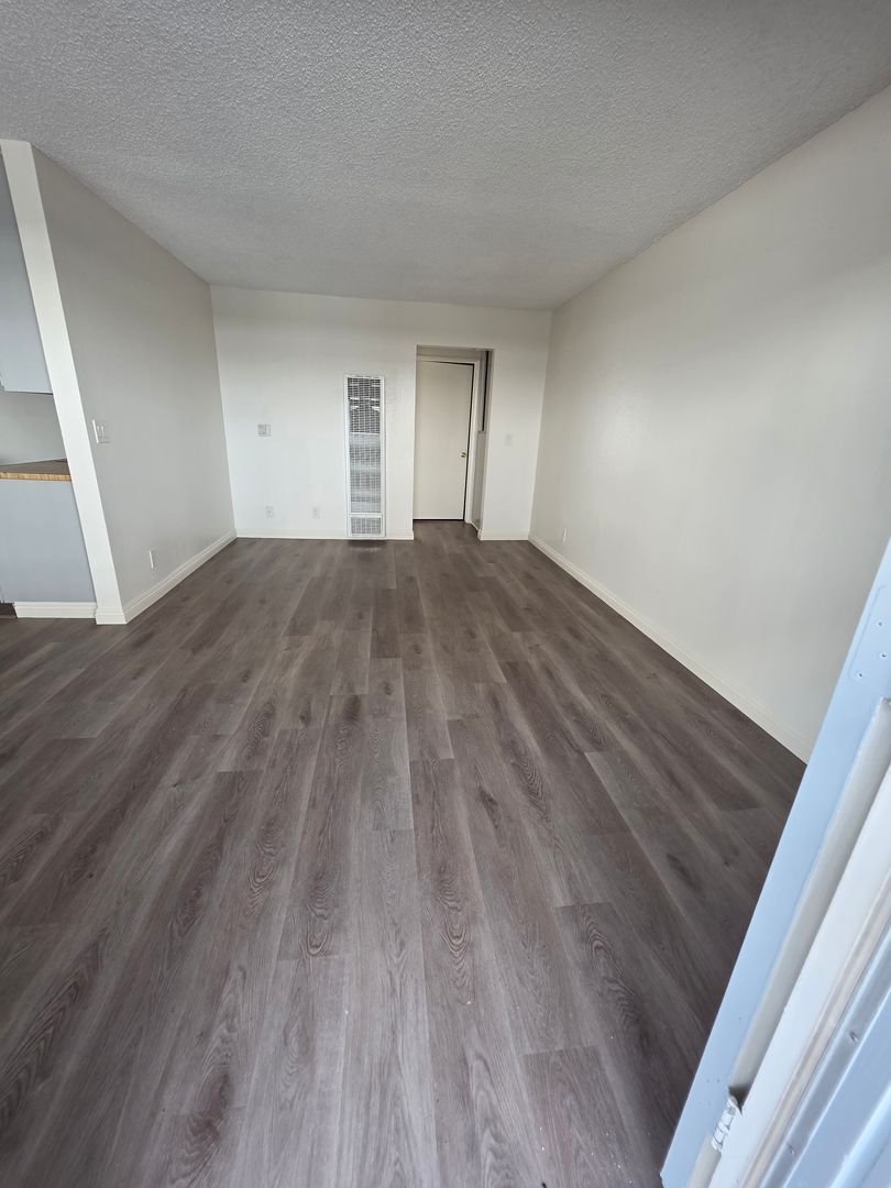 Tujunga Apartment: 7762 Foothill Blvd