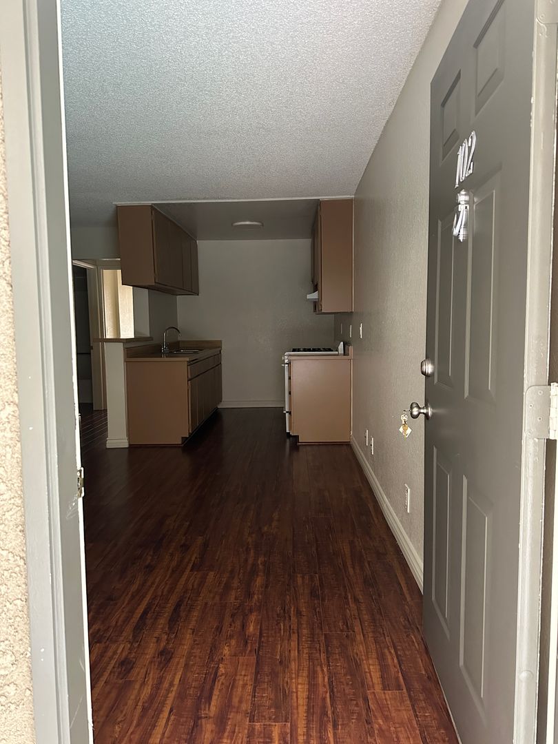 Burbank Apartment: 274 W Verdugo Ave