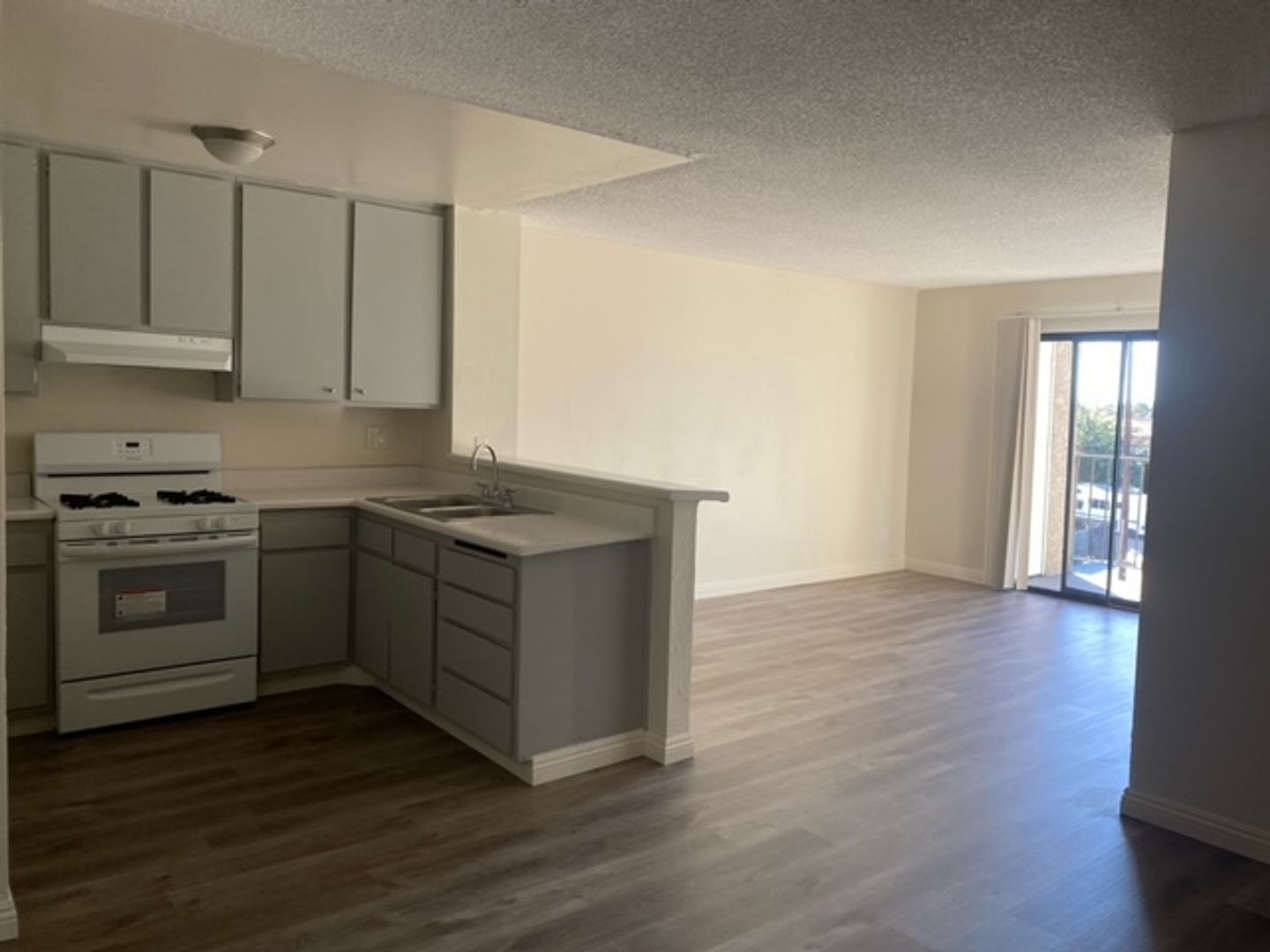 North Hollywood Apartment: 7701 Laurel Canyon Blvd