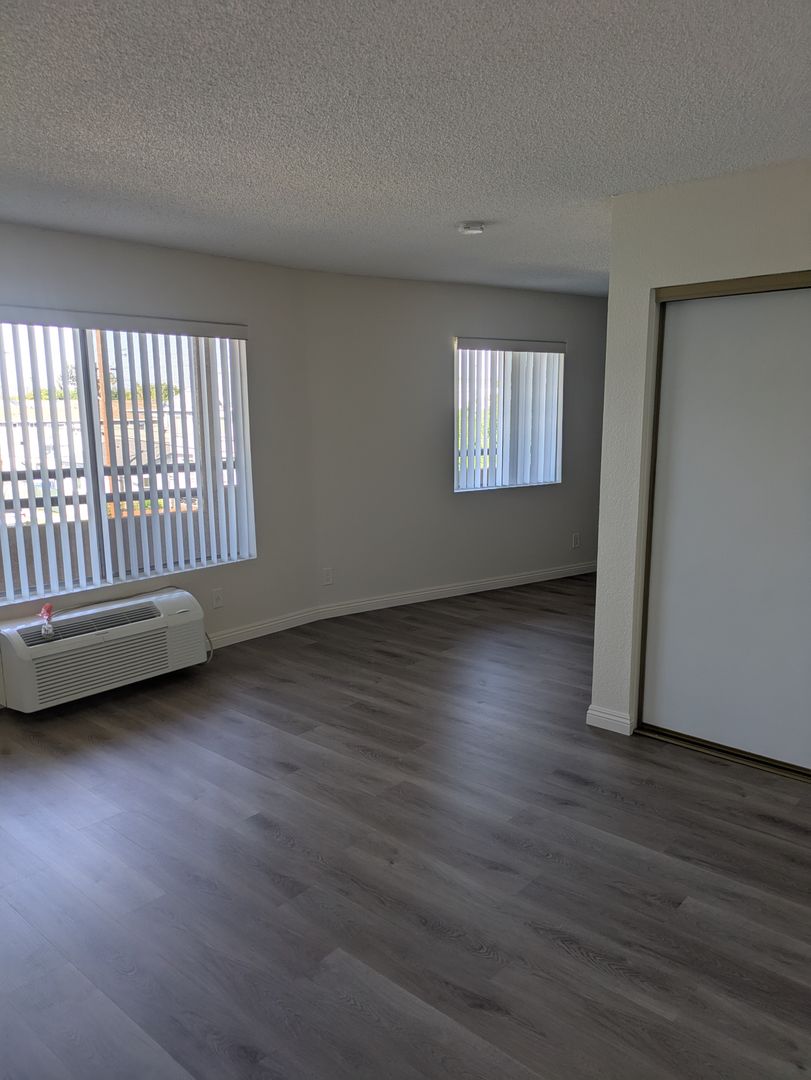 Burbank Apartment: 249 W Alameda Ave